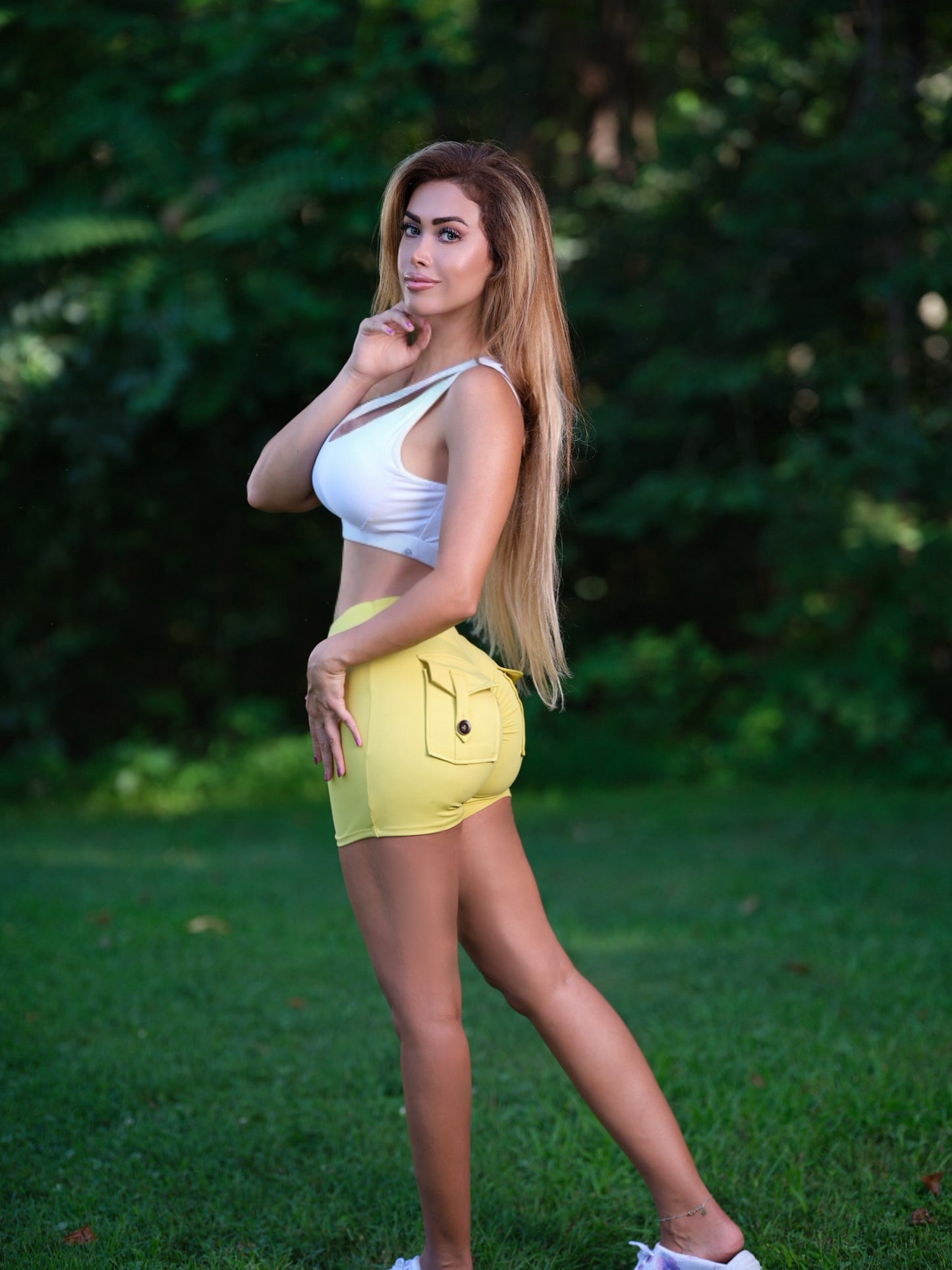 Booty lifting short with pockets with one shoulder bra